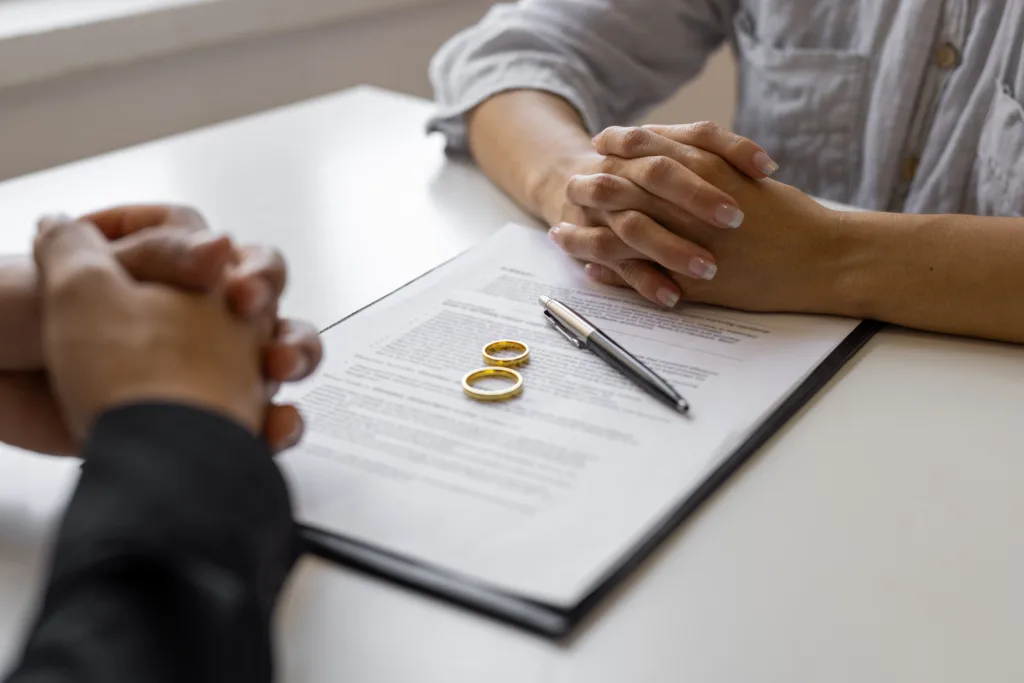 Divorce agreement and wedding rings